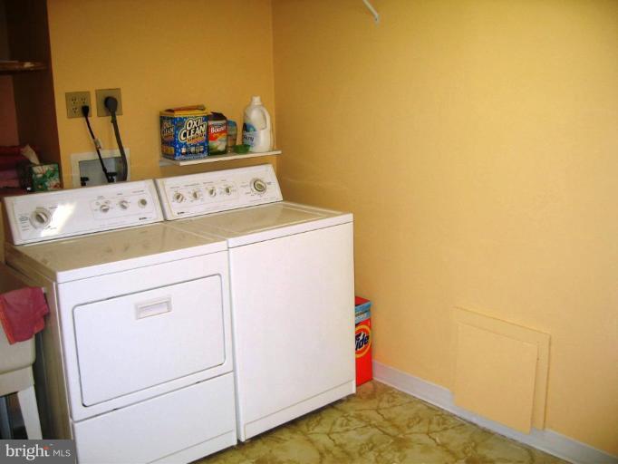 6278 Rathlin Drive Springfield, VA 22152 - Photo 14 of 25 a utility room with dryer and washer