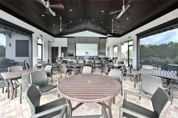 a dinning room with lots of tables and chairs