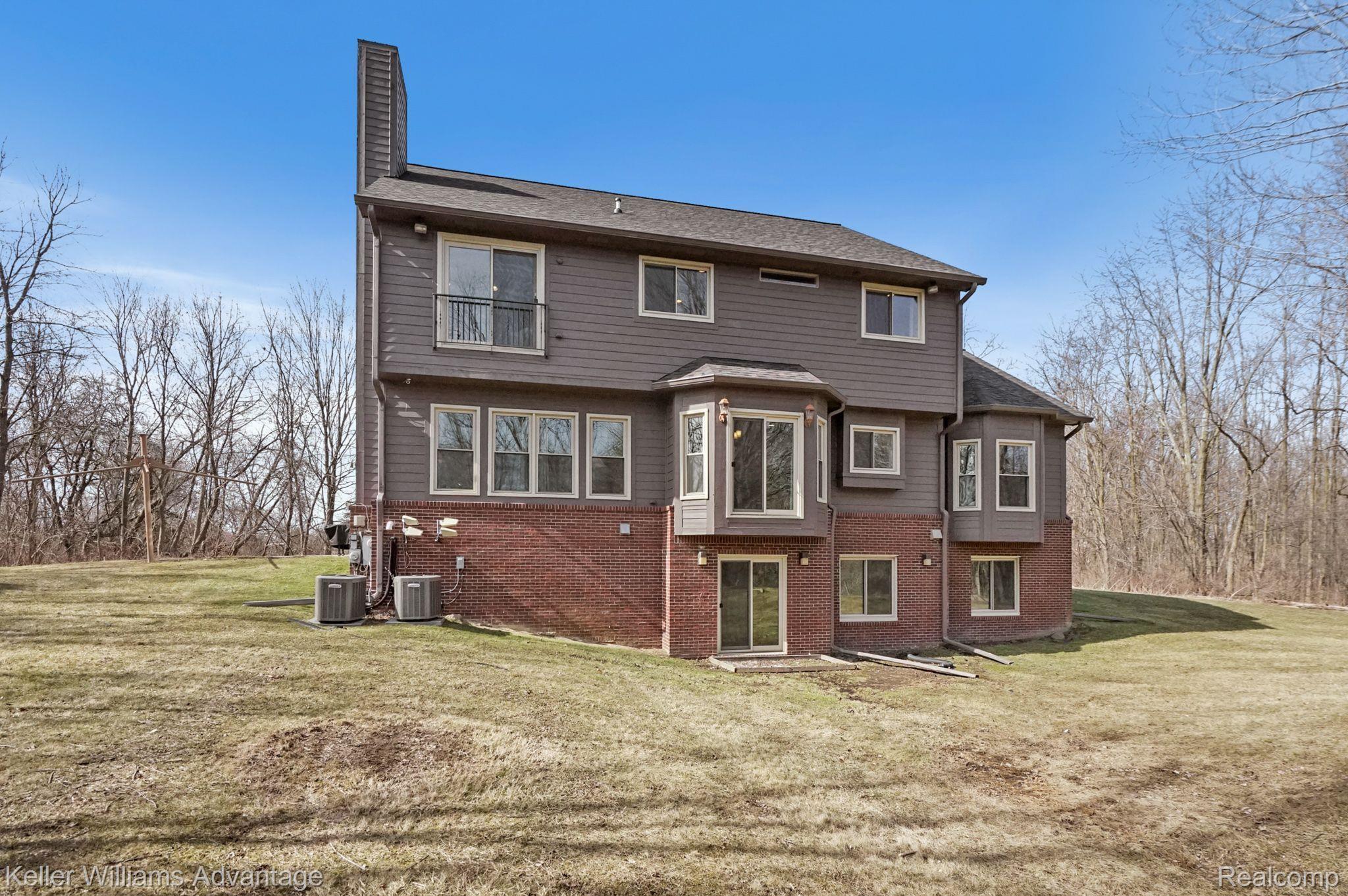 25586 Johns Road South Lyon, MI 48178 - Photo 4 of 33 Gallery Image 4