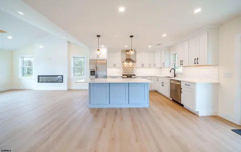 $799,000 | 29 East Hollywood Lane, Beesleys Point, NJ 08223