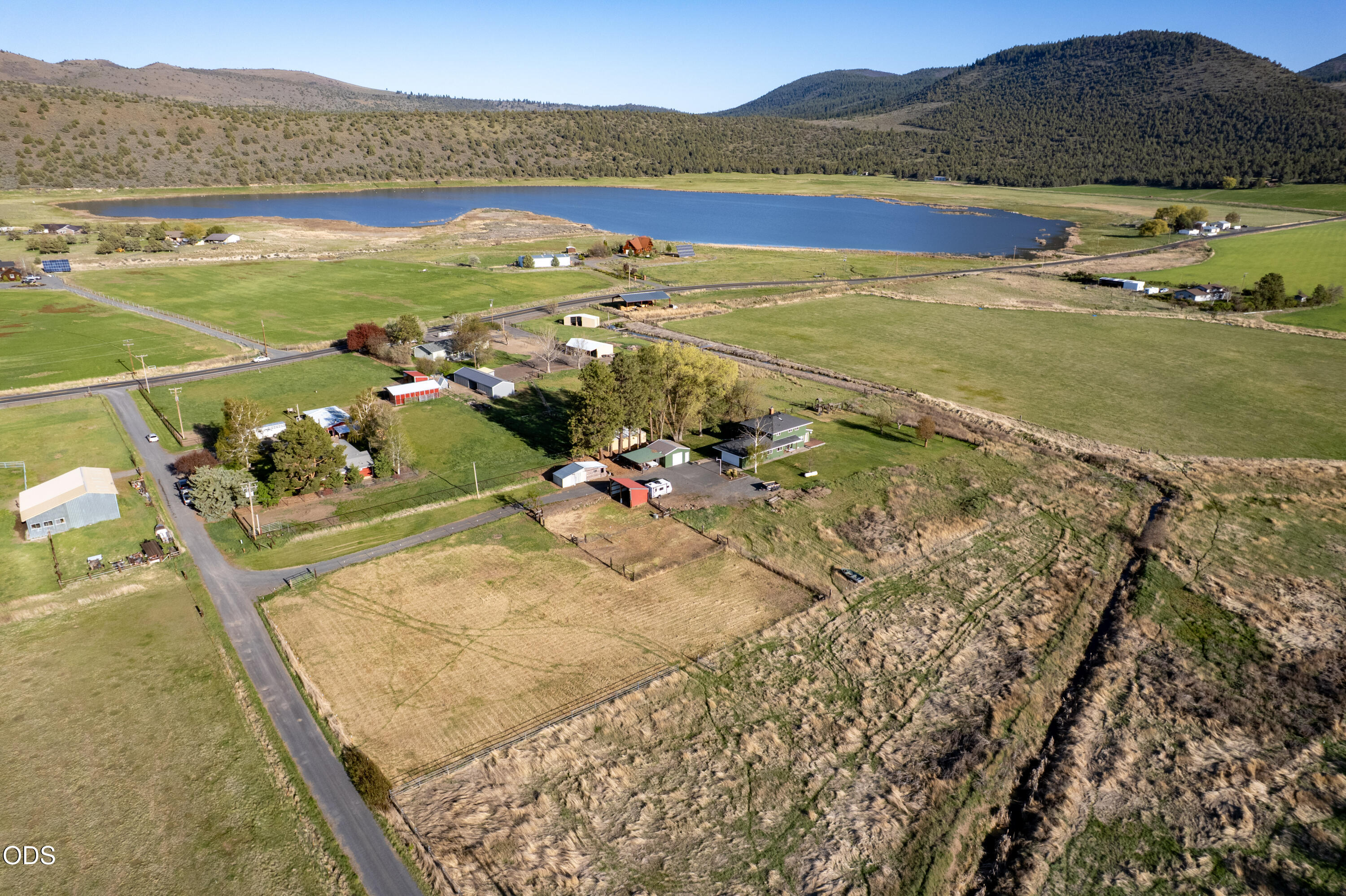 8270 Hill Road Klamath Falls, OR 97603 - Photo 4 of 30