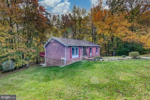 a view of a house with backyard and garden