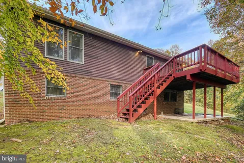 a view of an house with a yard