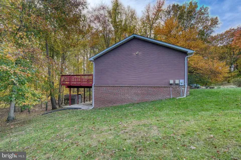a view of a house with backyard