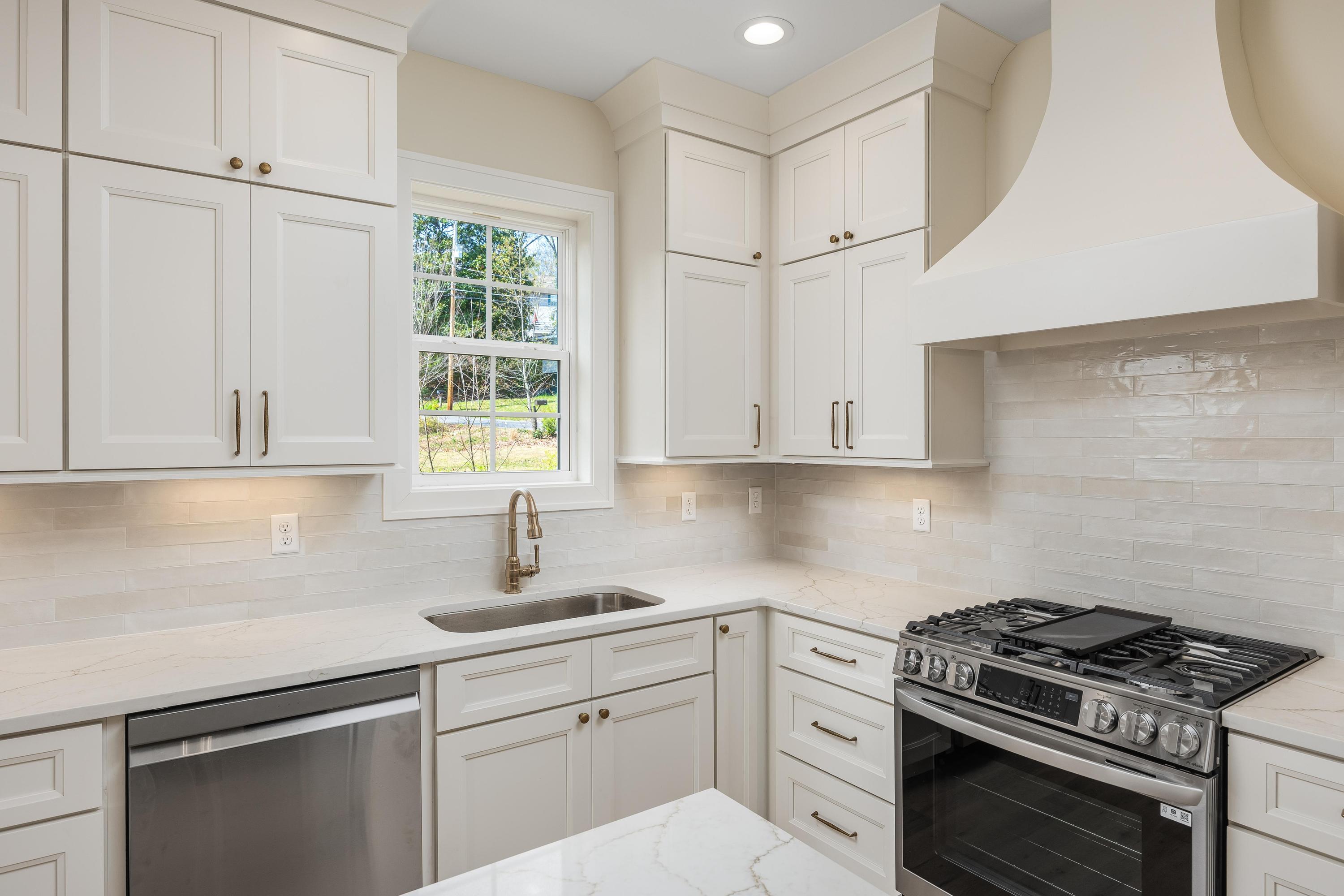 308 Pine Ridge Road Chattanooga, TN 37405 - Photo 11 of 41 2024_03_March_308_Pine_Ridge_Dr_0020