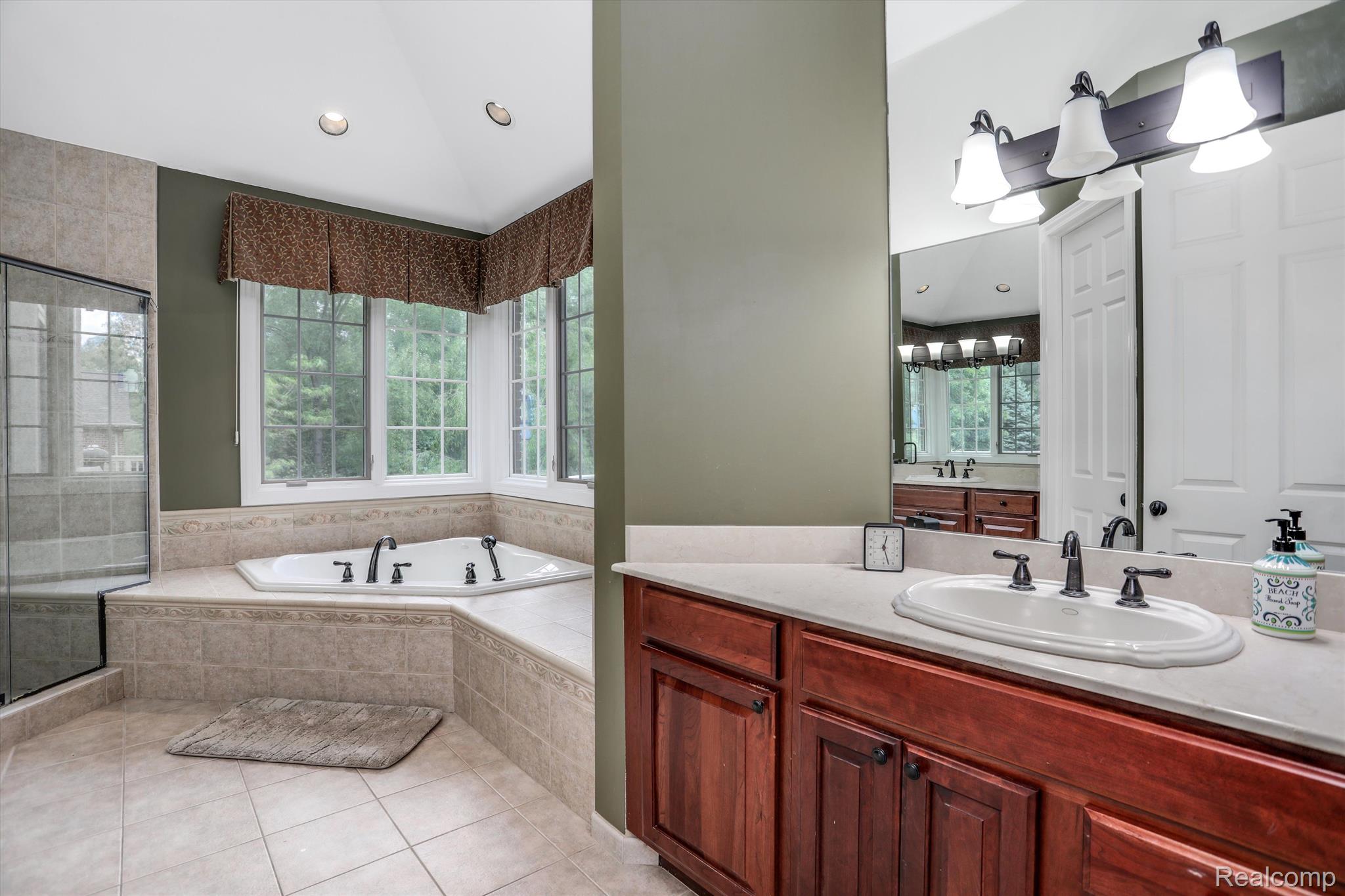 6984 Oakhurst Ridge Road Clarkston, MI 48348 - Photo 33 of 65 Primary Bathroom