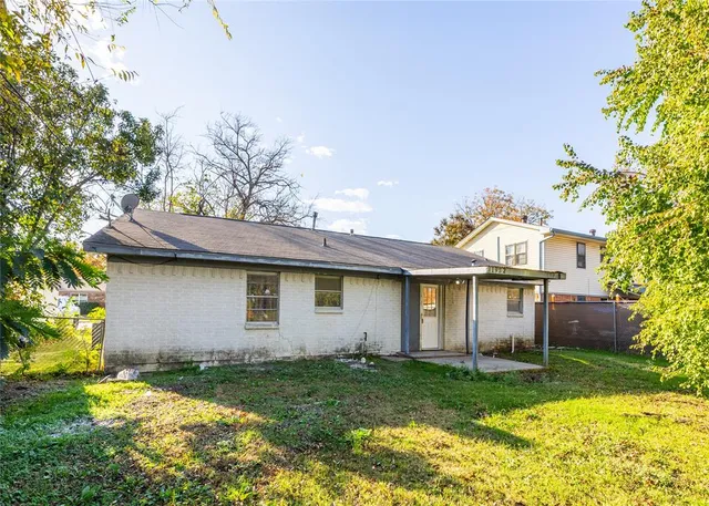 a view of a yard with a house