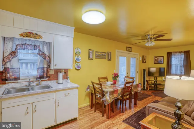 a view of a livingroom with furniture