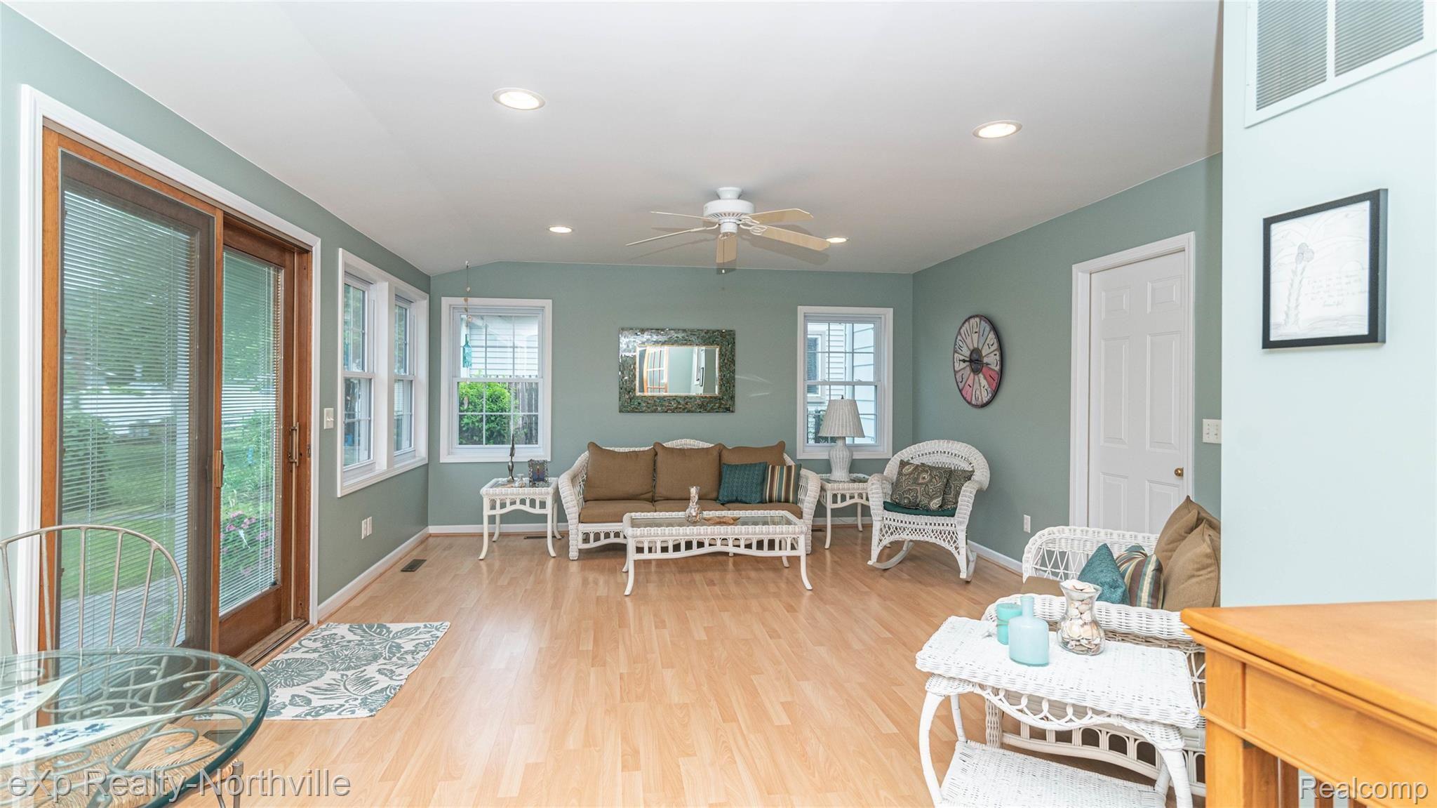 837 Meadowlake Road Canton, MI 48188 - Photo 30 of 51 029_20.jpg