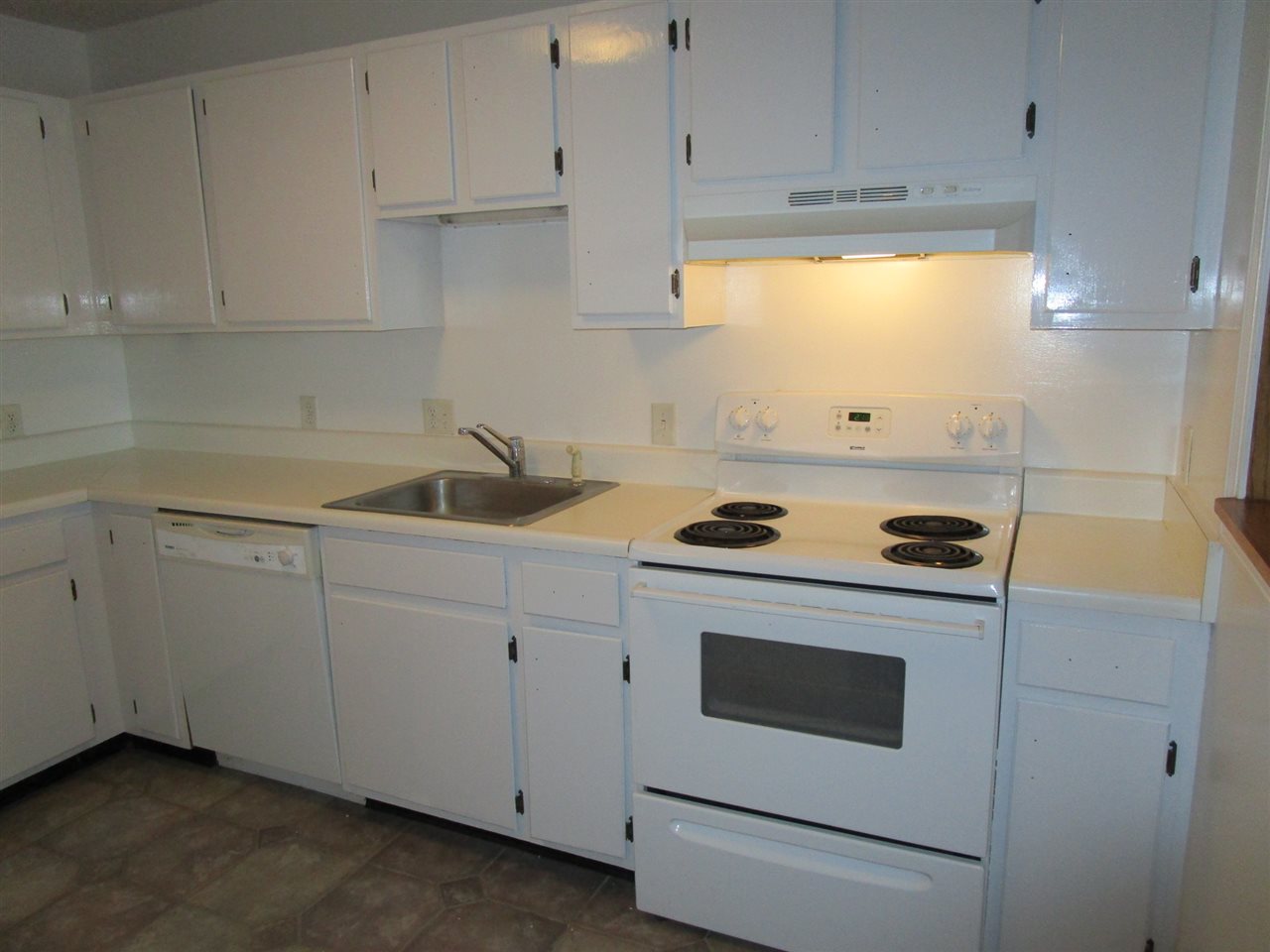 13 Strawberry Bank Road, Unit 19 Nashua, NH 03062 - Photo 8 of 22