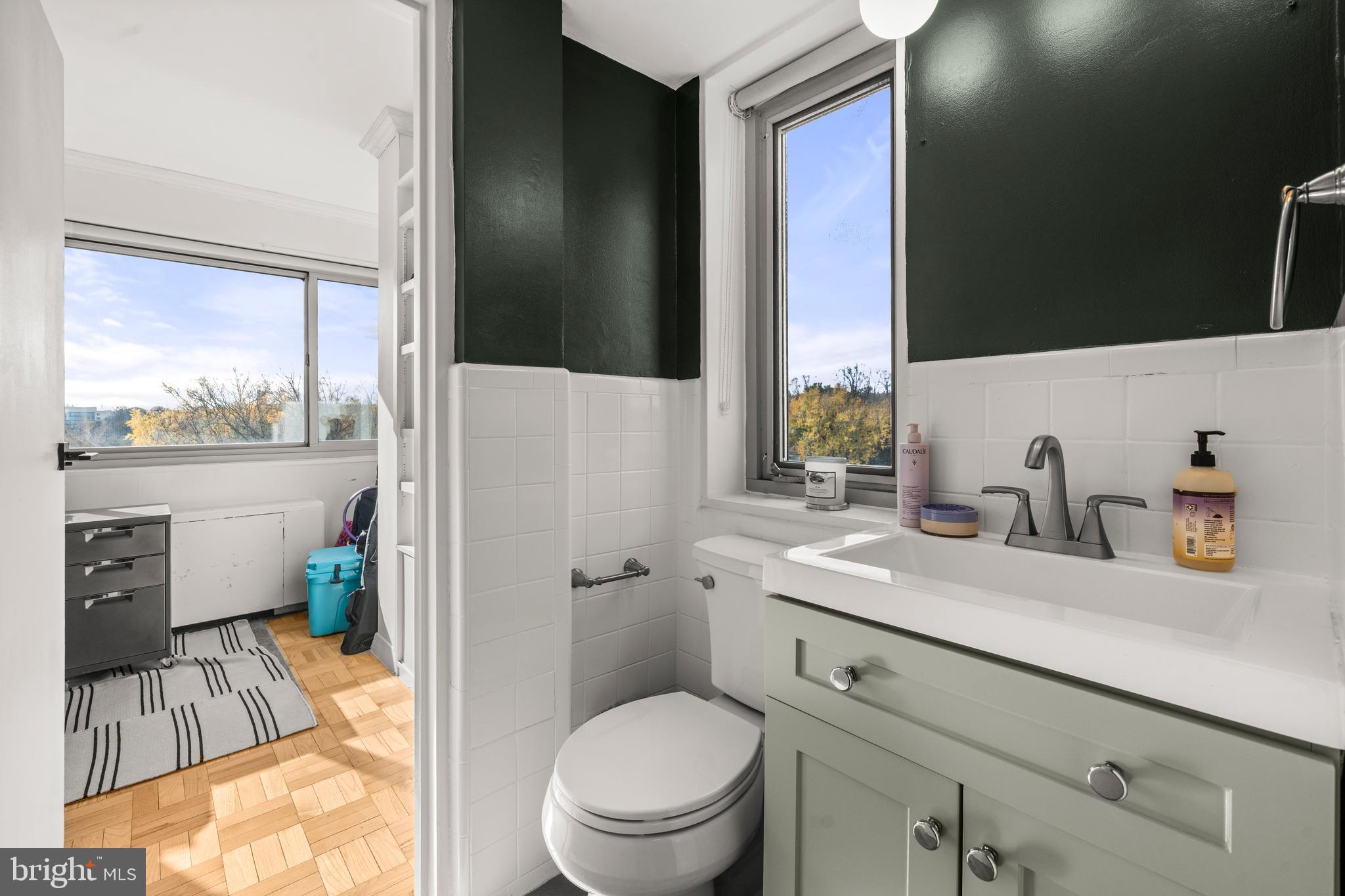 4600 Connecticut Avenue Northwest, Unit 810 Washington, DC 20008 - Photo 18 of 32 a bathroom with a sink toilet and shower