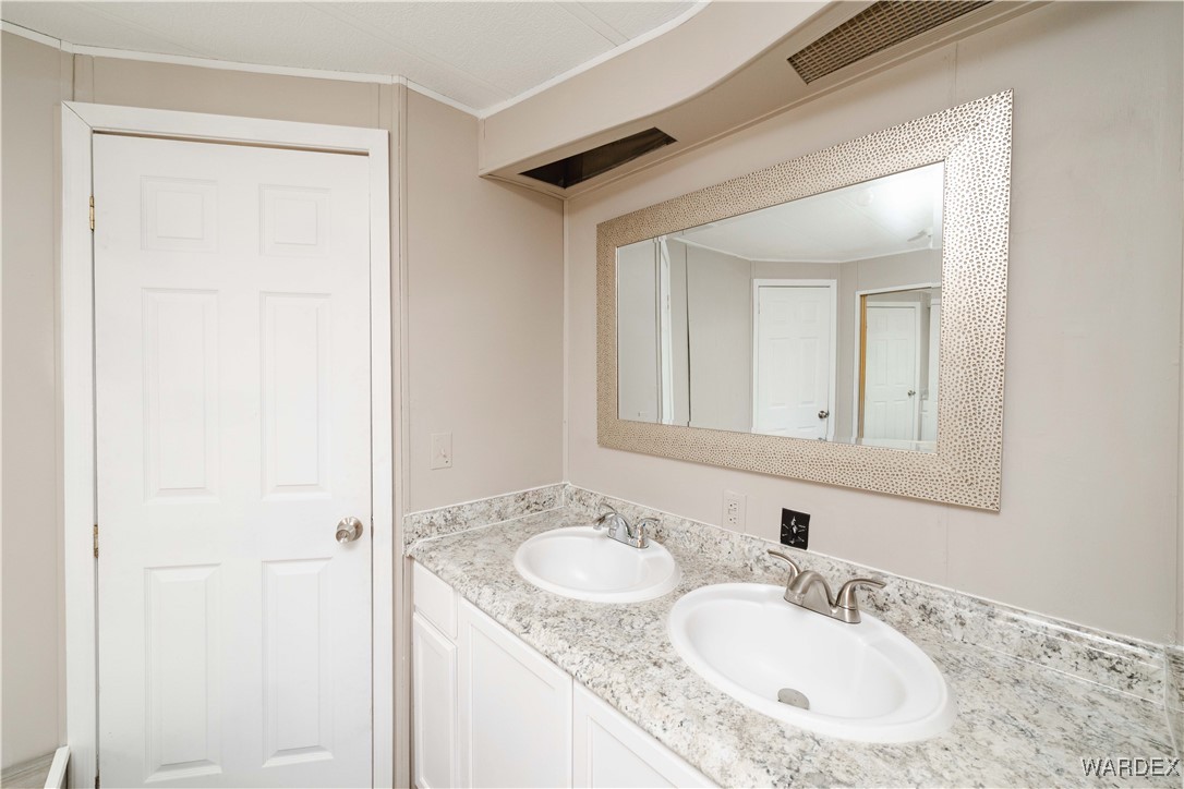 3467 Lochiel Road Golden Valley, AZ 86413 - Photo 10 of 45 Bathroom