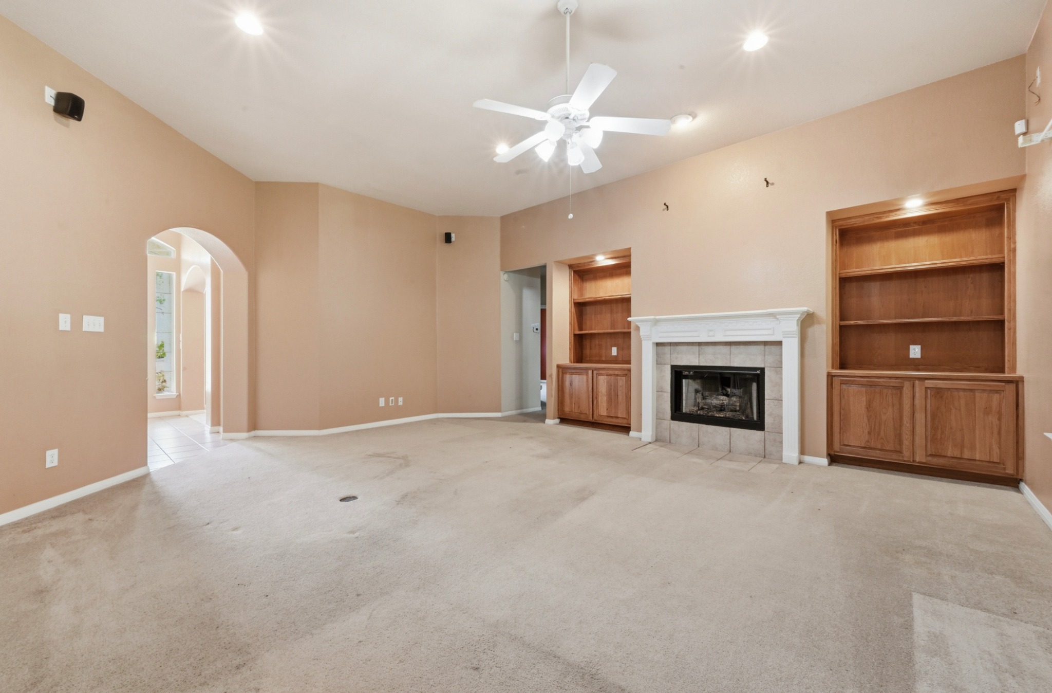 11500 Arbor Downs Road Austin, TX 78748 - Photo 13 of 40 Family Room has a Floor Plug