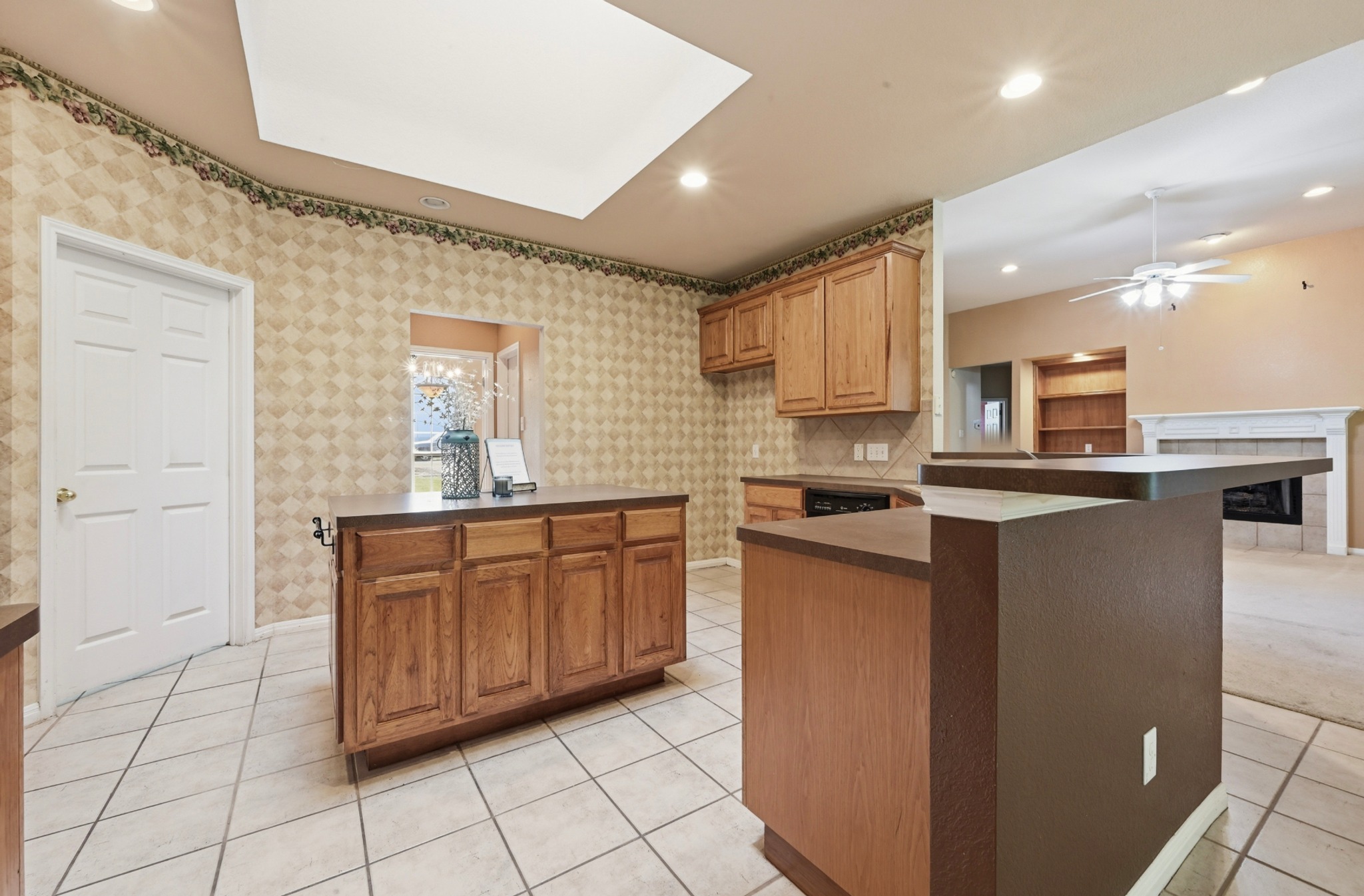 11500 Arbor Downs Road Austin, TX 78748 - Photo 15 of 40 Large skylight brightens Kitchen
