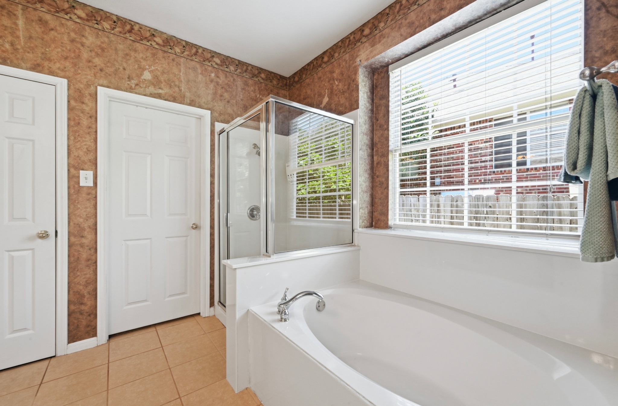11500 Arbor Downs Road Austin, TX 78748 - Photo 23 of 40 Primary Bathroom with separate garden tub and shower