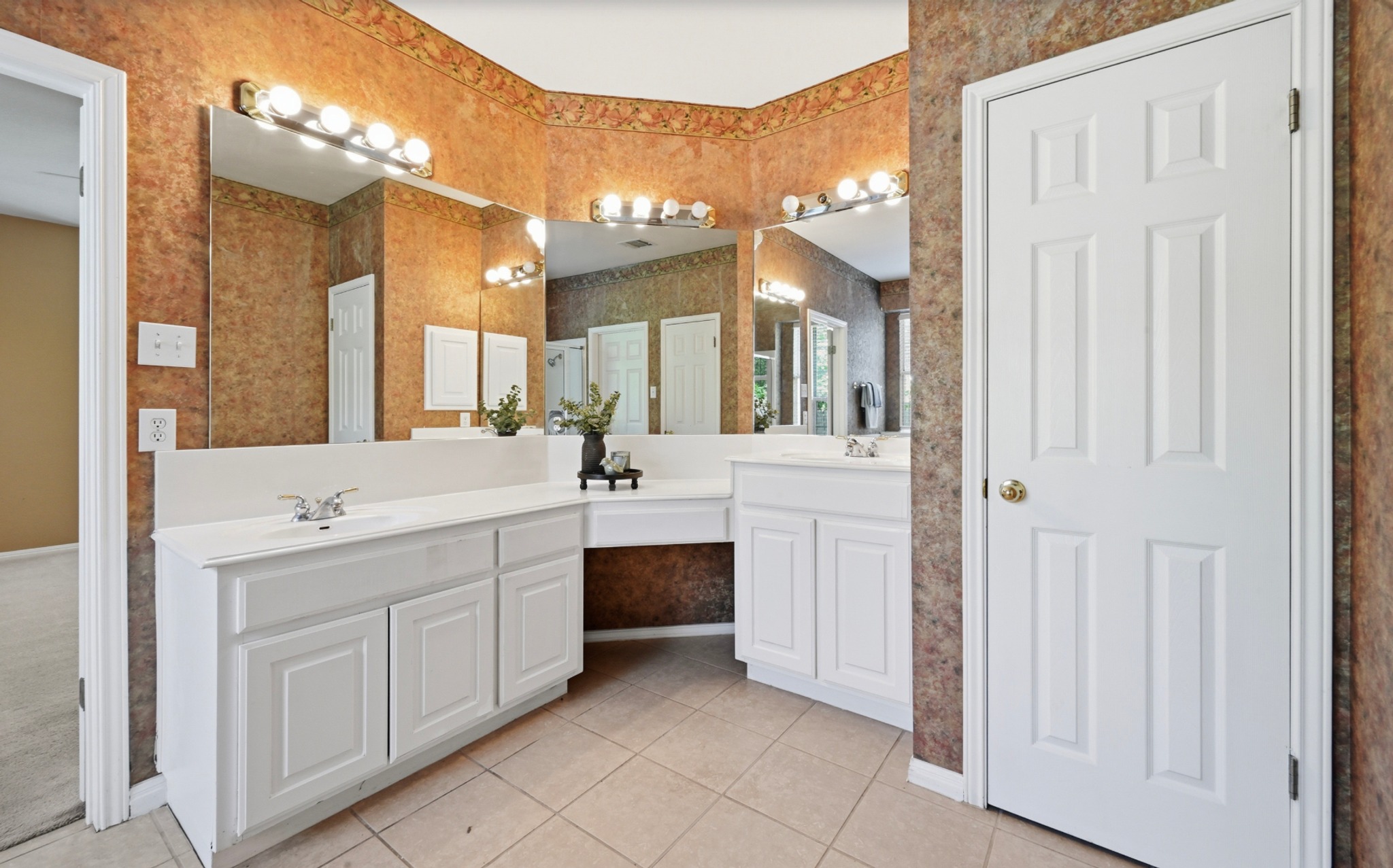 11500 Arbor Downs Road Austin, TX 78748 - Photo 25 of 40 Separate Water Closet