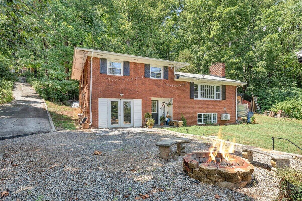 731 Eddies Road Salem, VA 24153 - Photo 5 of 48 Spacious front area with firepit