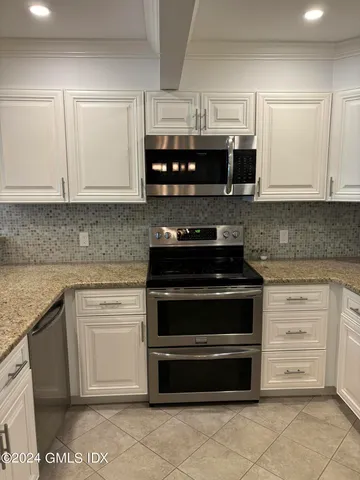 $3,200 | 1465 East Putnam Avenue, Unit 306, Riverside, CT 06878