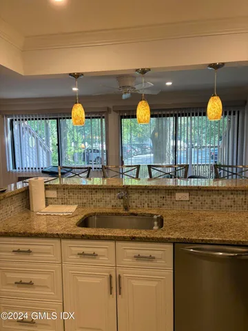 $3,200 | 1465 East Putnam Avenue, Unit 306, Riverside, CT 06878