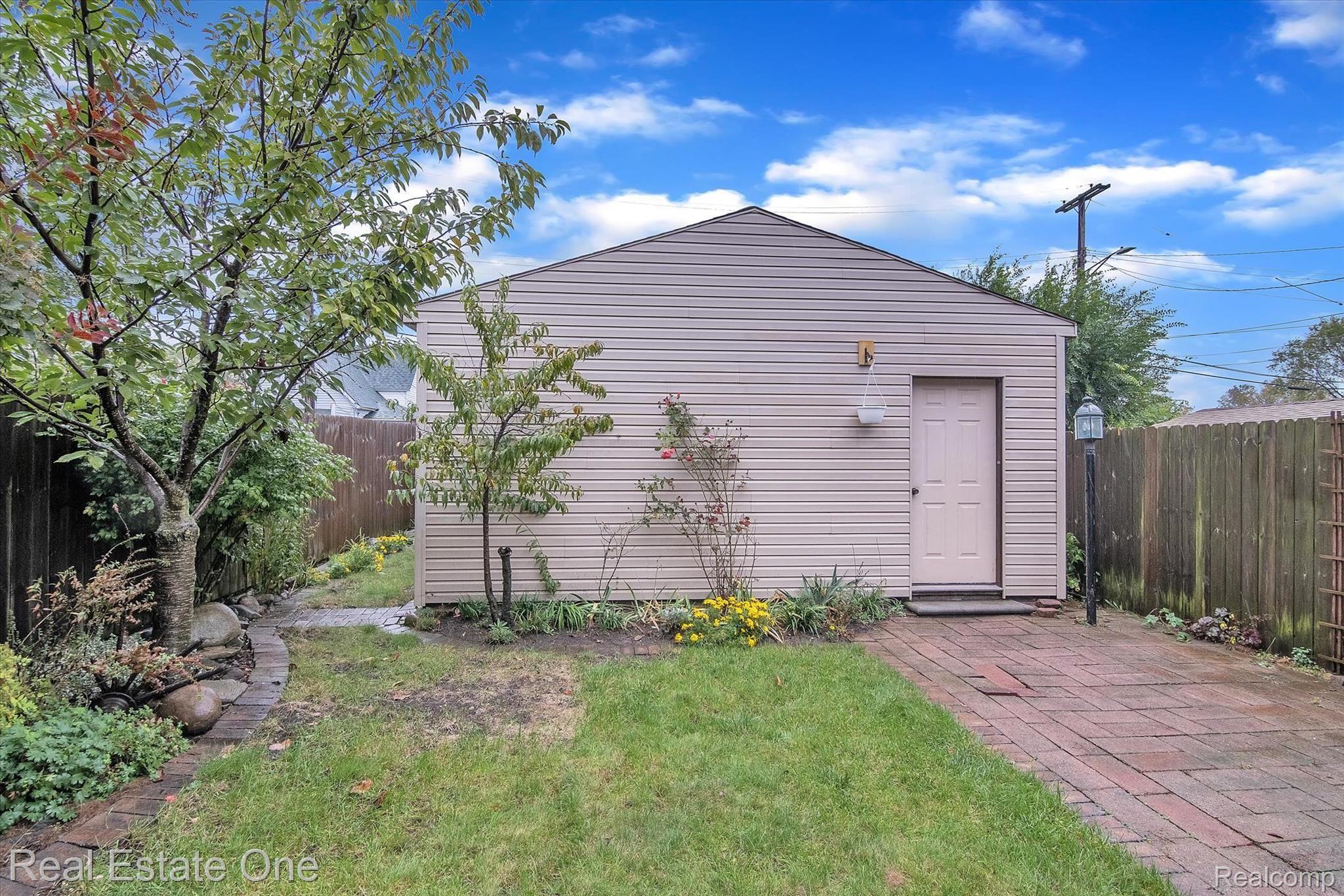 133 Leroy Street River Rouge, MI 48218 - Photo 27 of 31 133-Le-Roy-WindowStill-Real-Estate-Photography-36.jpg
