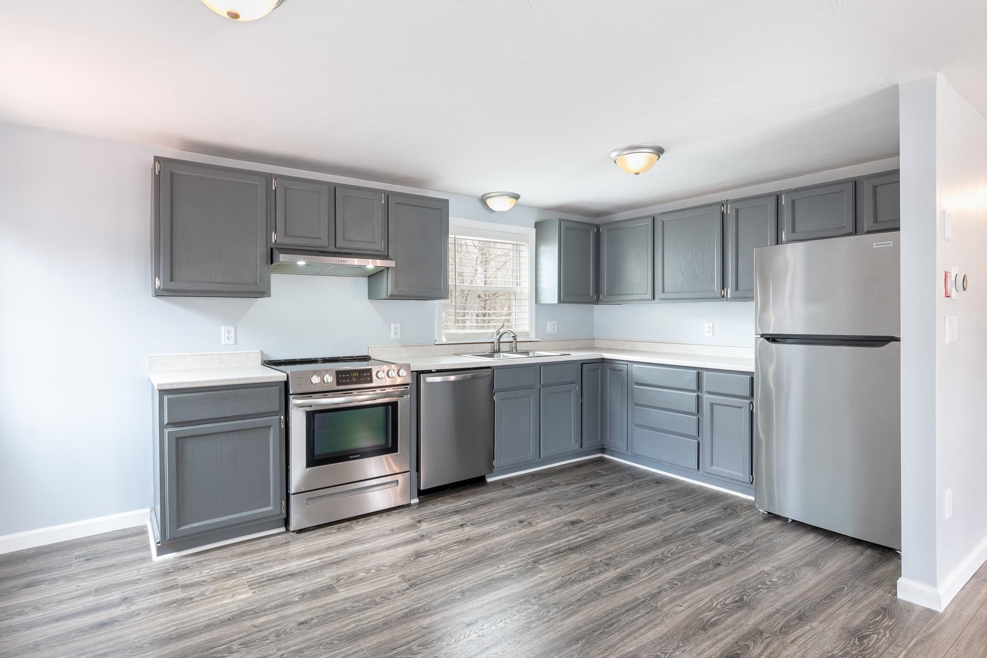 27 Spruce Street Laconia, NH 03246 - Photo 4 of 32