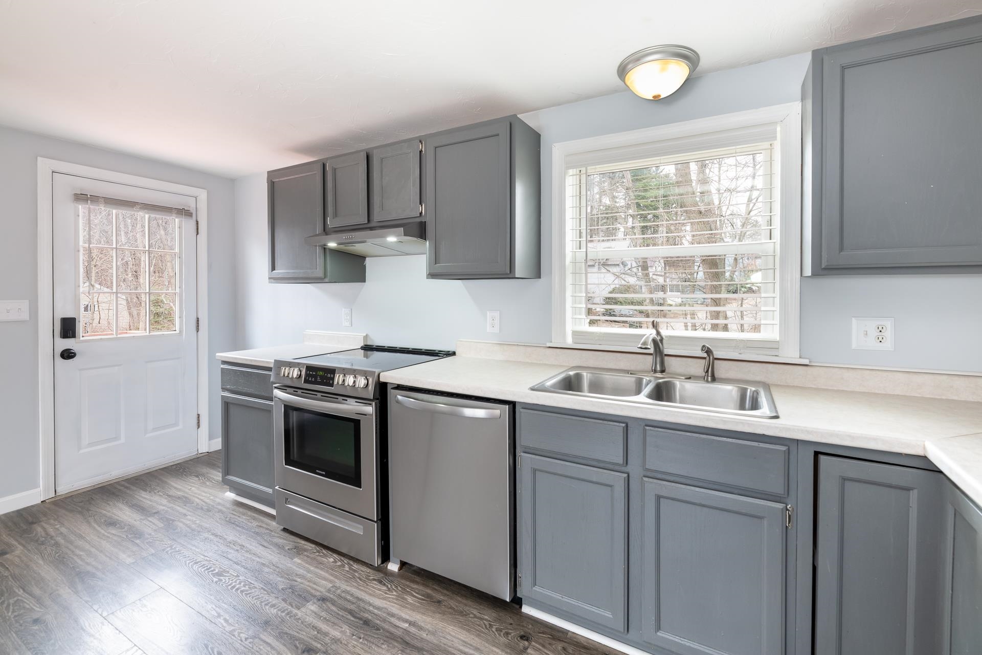 27 Spruce Street Laconia, NH 03246 - Photo 6 of 32