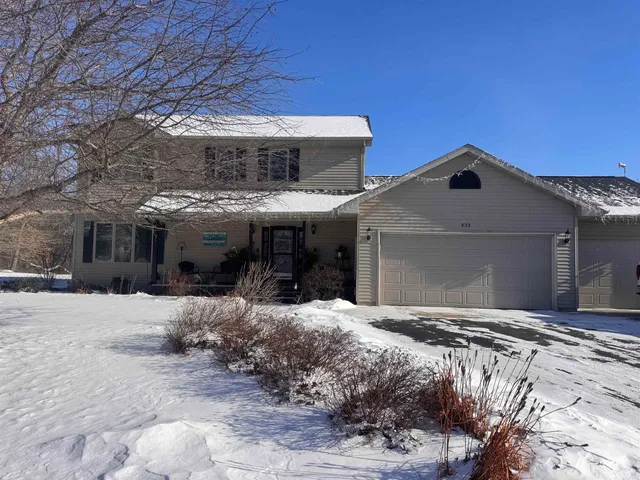 $425,000 | 833 Woodland Circle, Waupaca, WI 54981