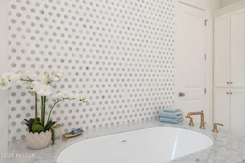 $899,900 | 111 Leaning Oak Drive, Lafayette, LA 70508