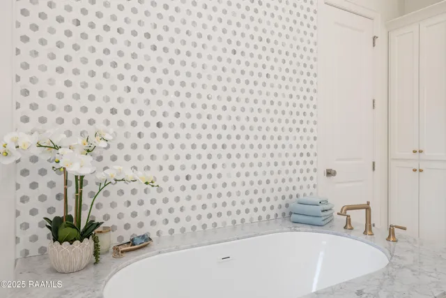 $899,900 | 111 Leaning Oak Drive, Lafayette, LA 70508