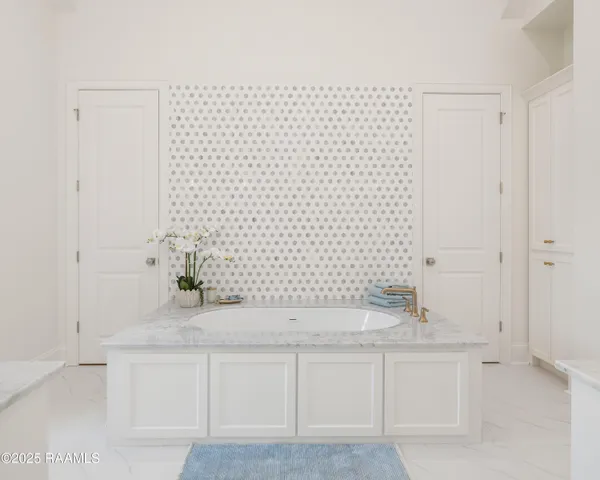 $899,900 | 111 Leaning Oak Drive, Lafayette, LA 70508