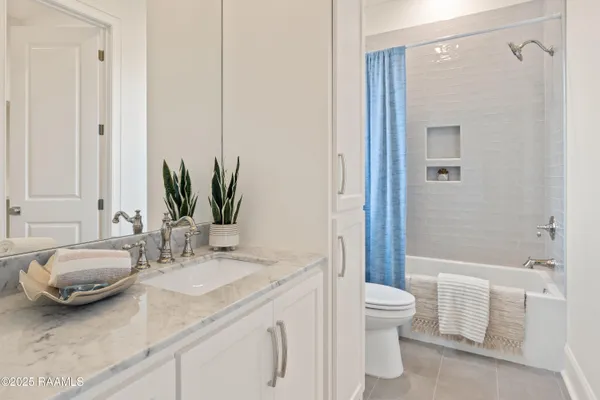 $875,000 | 111 Leaning Oak Drive, Lafayette, LA 70508