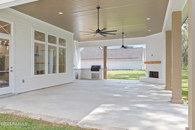$899,900 | 111 Leaning Oak Drive, Lafayette, LA 70508