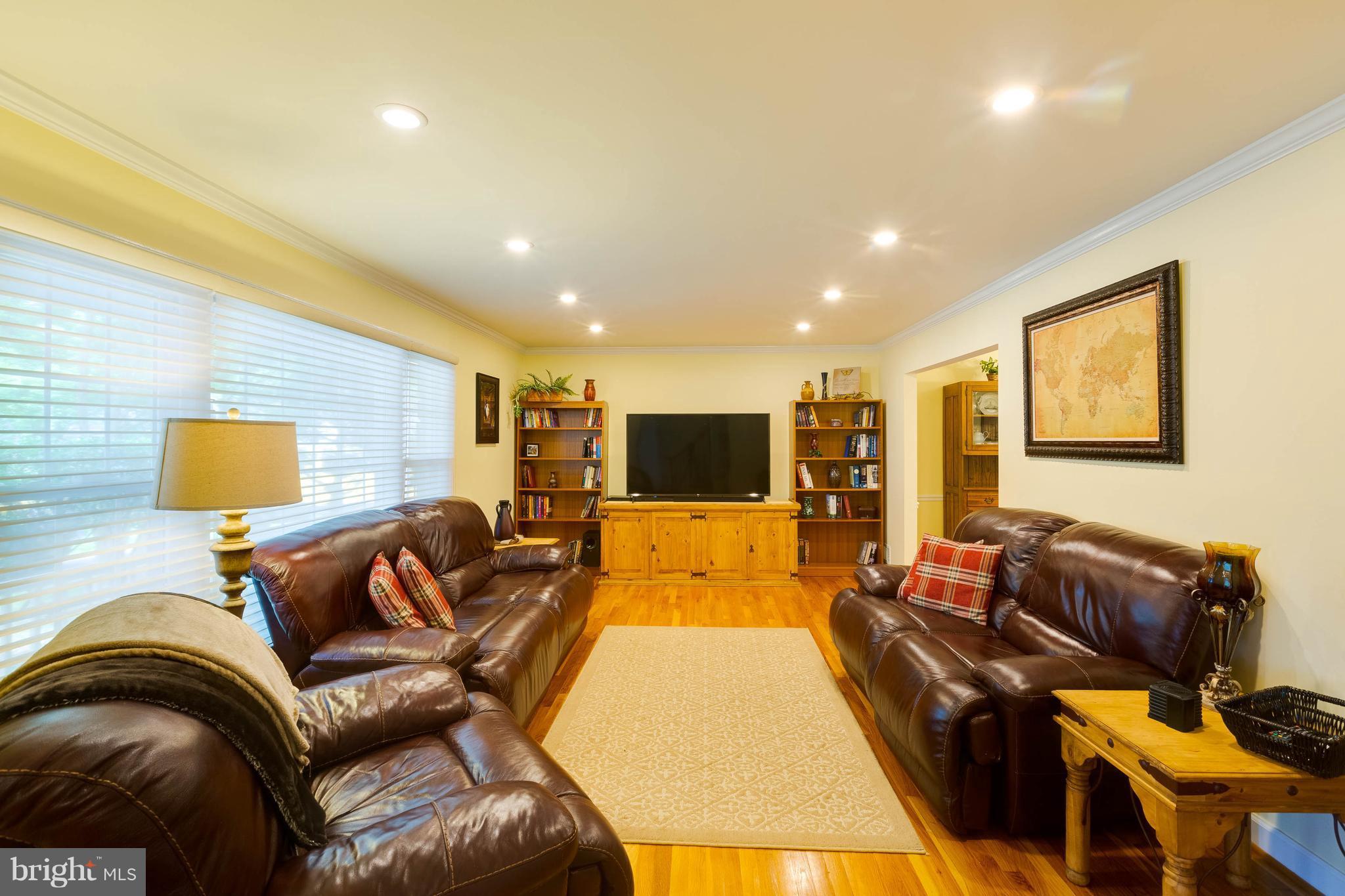 8103 St David Court Springfield, VA 22153 - Photo 2 of 30 Living Room