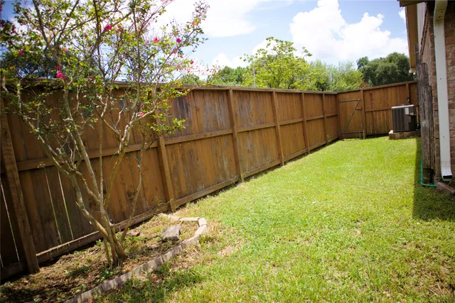 a view of a backyard