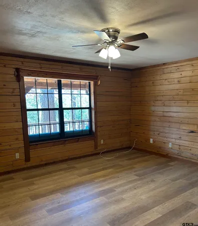 a view of empty room with window