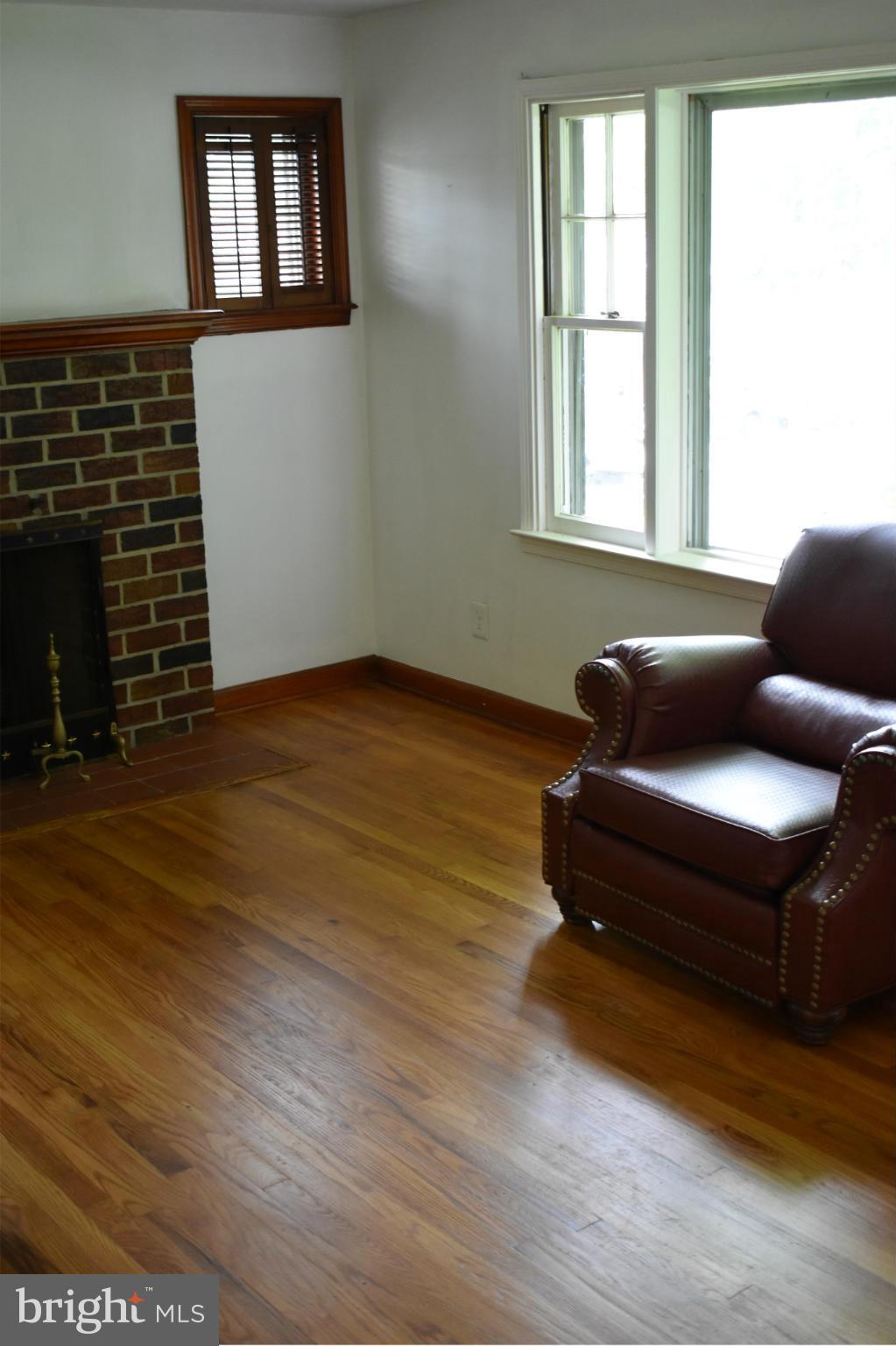 4208 Darleigh Road Baltimore, MD 21236 - Photo 15 of 30 Living Room