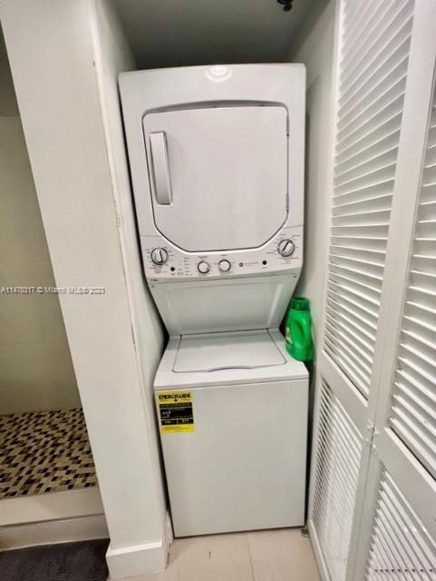 1200 Brickell Bay Drive, Unit 2008 Miami, FL 33131 - Photo 15 of 37 a utility room with dryer and washer