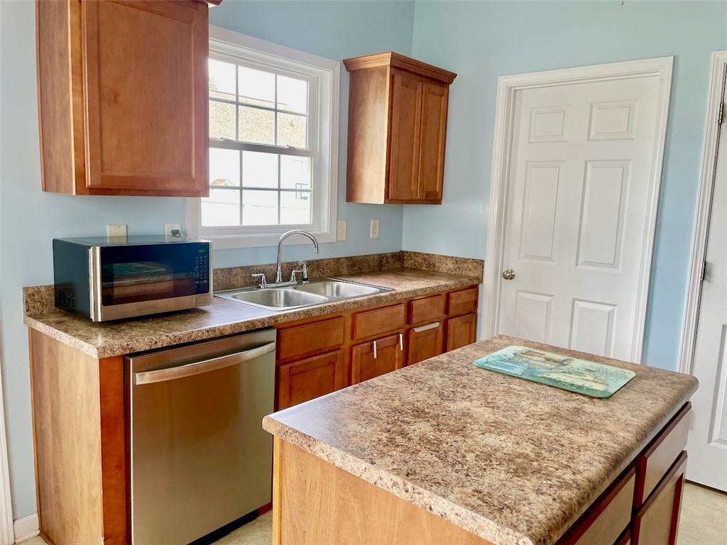 108 Elmhurst Lane Anderson, SC 29621 - Photo 8 of 33 Kitchen Island is movable