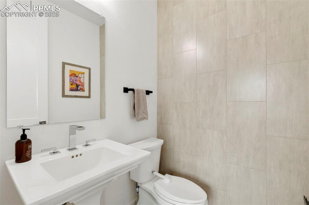 50 Sommerlyn Road Colorado Springs, CO 80906 - Photo 18 of 39 a bathroom with a sink mirror and toilet