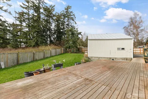 a view of a house with backyard