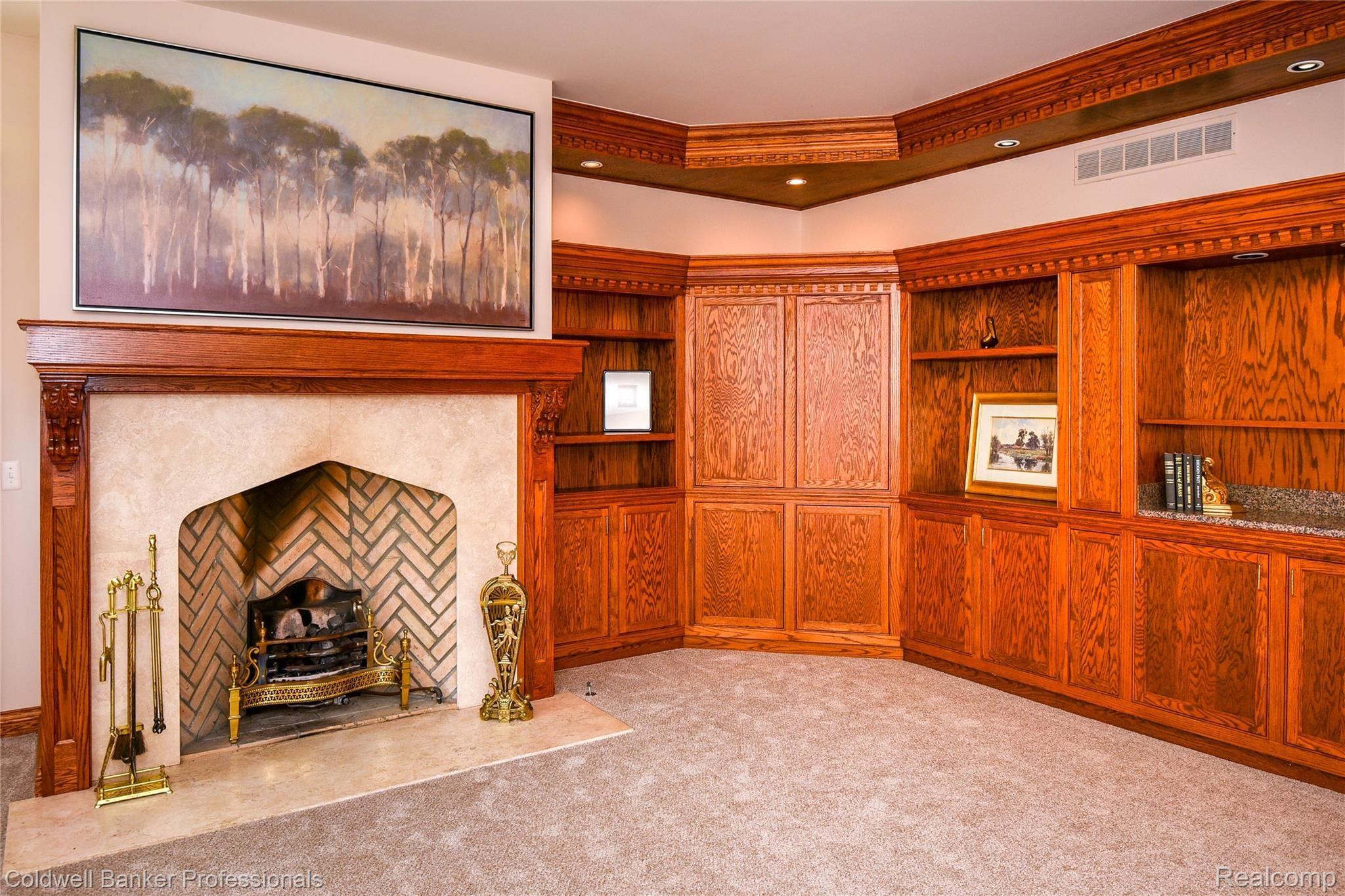 9250 Fox Hollow Road Clarkston, MI 48348 - Photo 11 of 42 Great Room with custom oak dentil crown molding