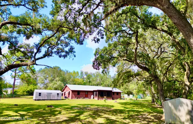 a view of yard with green space