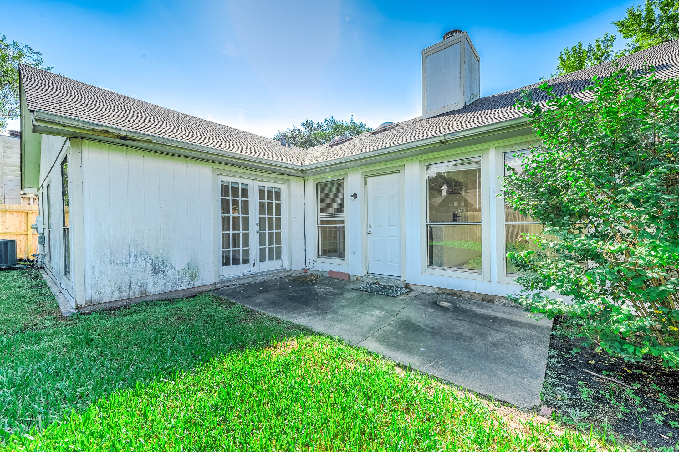 2015 Echo Ridge Sugar Land, TX 77478 - Photo 28 of 29 a front view of a house with garden