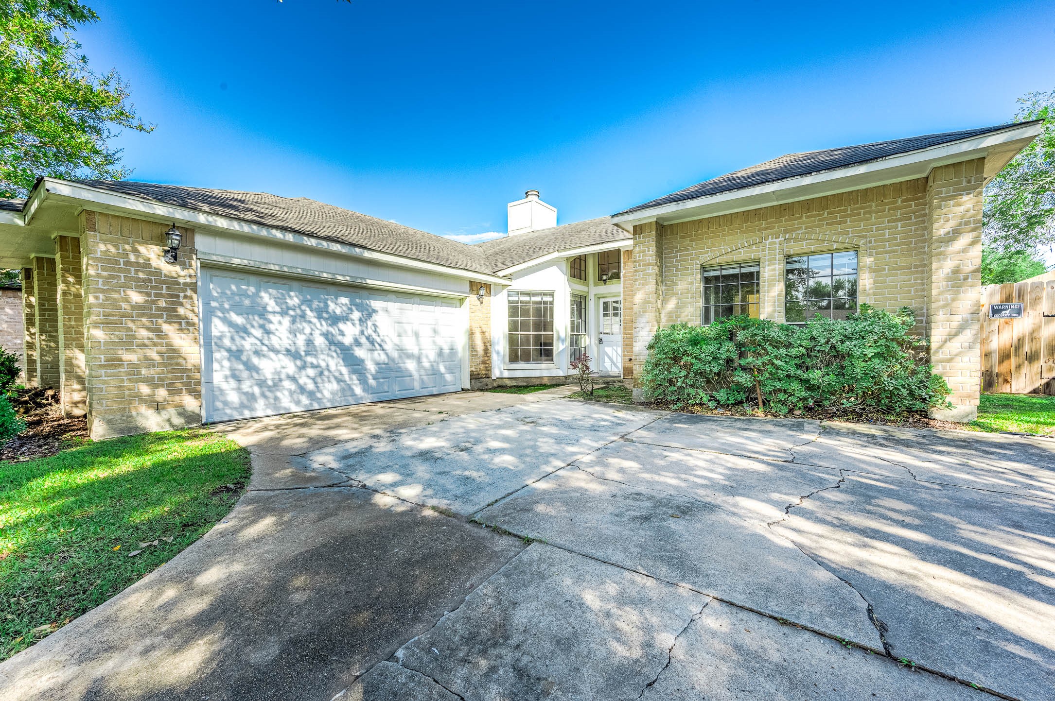 2015 Echo Ridge Sugar Land, TX 77478 - Photo 4 of 29 a view of backyard with a garden and plants