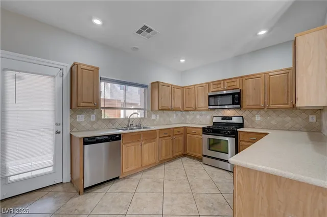 $2,000 | 9004 Snowtrack Avenue, Las Vegas, NV 89149