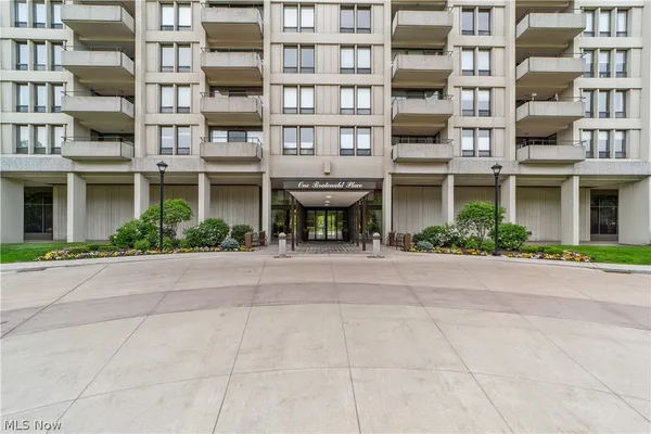 $195,000 | 1 Bratenahl Place, Unit 1101, Bratenahl, OH 44108