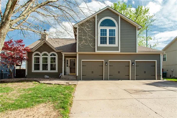 $425,000 | 213 Northeast Dreamweaver Avenue, Lee's Summit, MO 64086