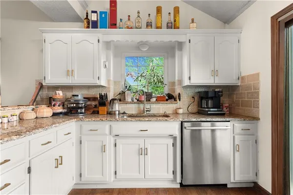 $425,000 | 213 Northeast Dreamweaver Avenue, Lee's Summit, MO 64086