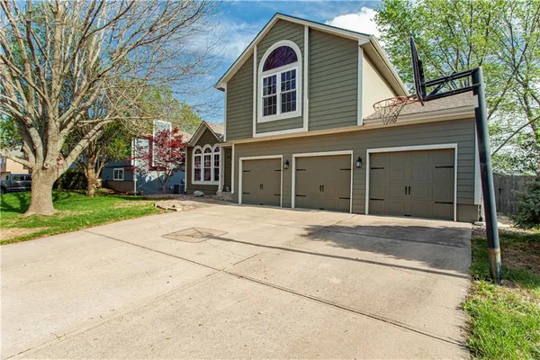 $425,000 | 213 Northeast Dreamweaver Avenue, Lee's Summit, MO 64086