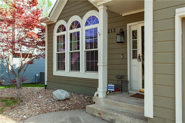 $425,000 | 213 Northeast Dreamweaver Avenue, Lee's Summit, MO 64086